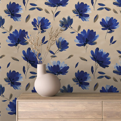 Blumentapete Blau mit gemalten Blüten auf Beige an der Wand hinter einem Sideboard