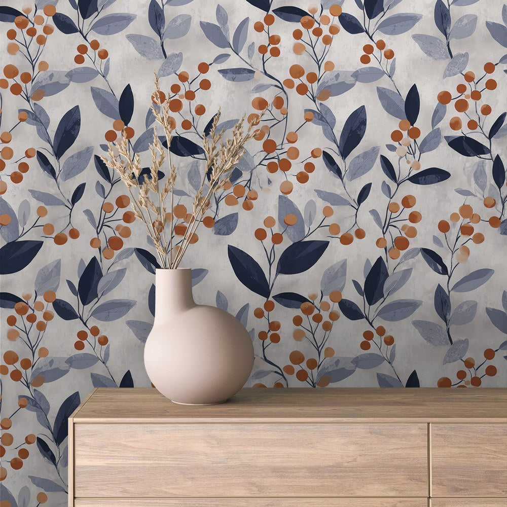 Blumentapete mit blauen Blättern und roten Beeren an der Wand hinter einem Sideboard
