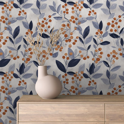 Blumentapete mit blauen Blättern und roten Beeren an der Wand hinter einem Sideboard