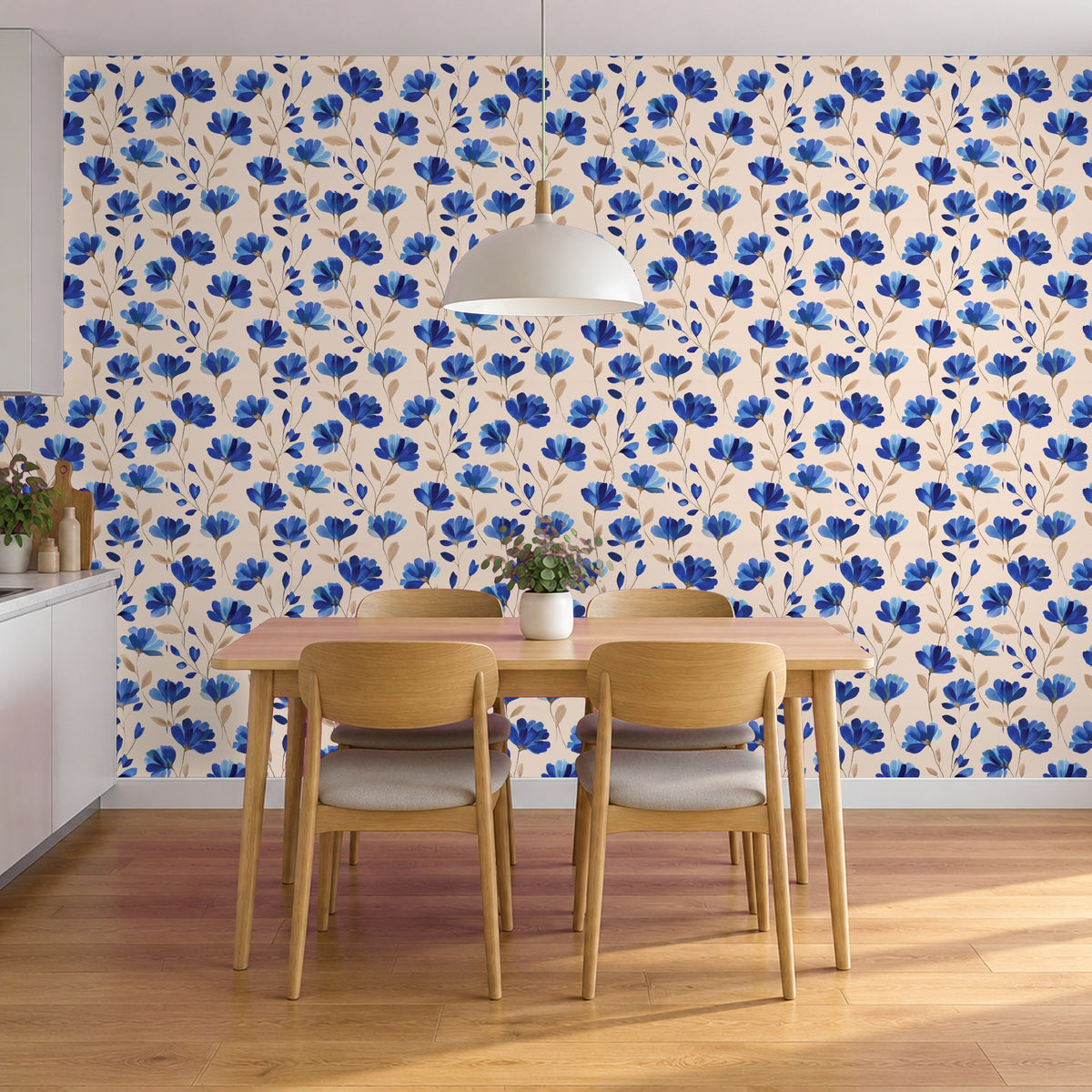 Blumentapete – Blaue Blumen auf Creme im Essbereich hinter dem Esstisch (Raumvisualisierung)