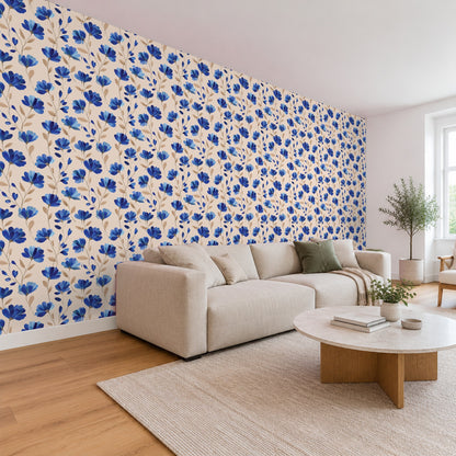 Blumentapete – Blaue Blumen auf Creme im Wohnzimmer, Schrägansicht (Raumvisualisierung)