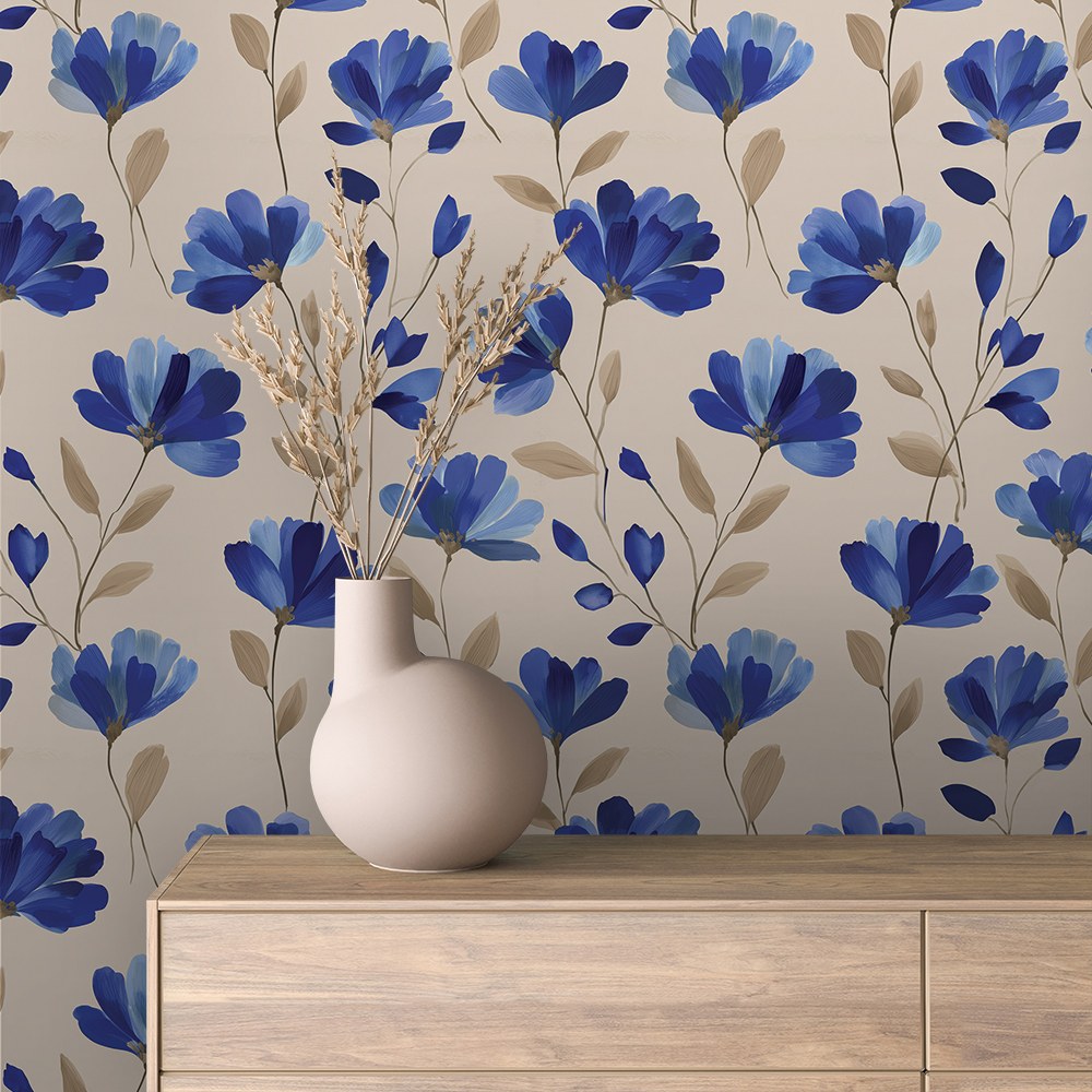 Blumentapete mit blauen Blumen auf Creme an der Wand hinter einem Sideboard