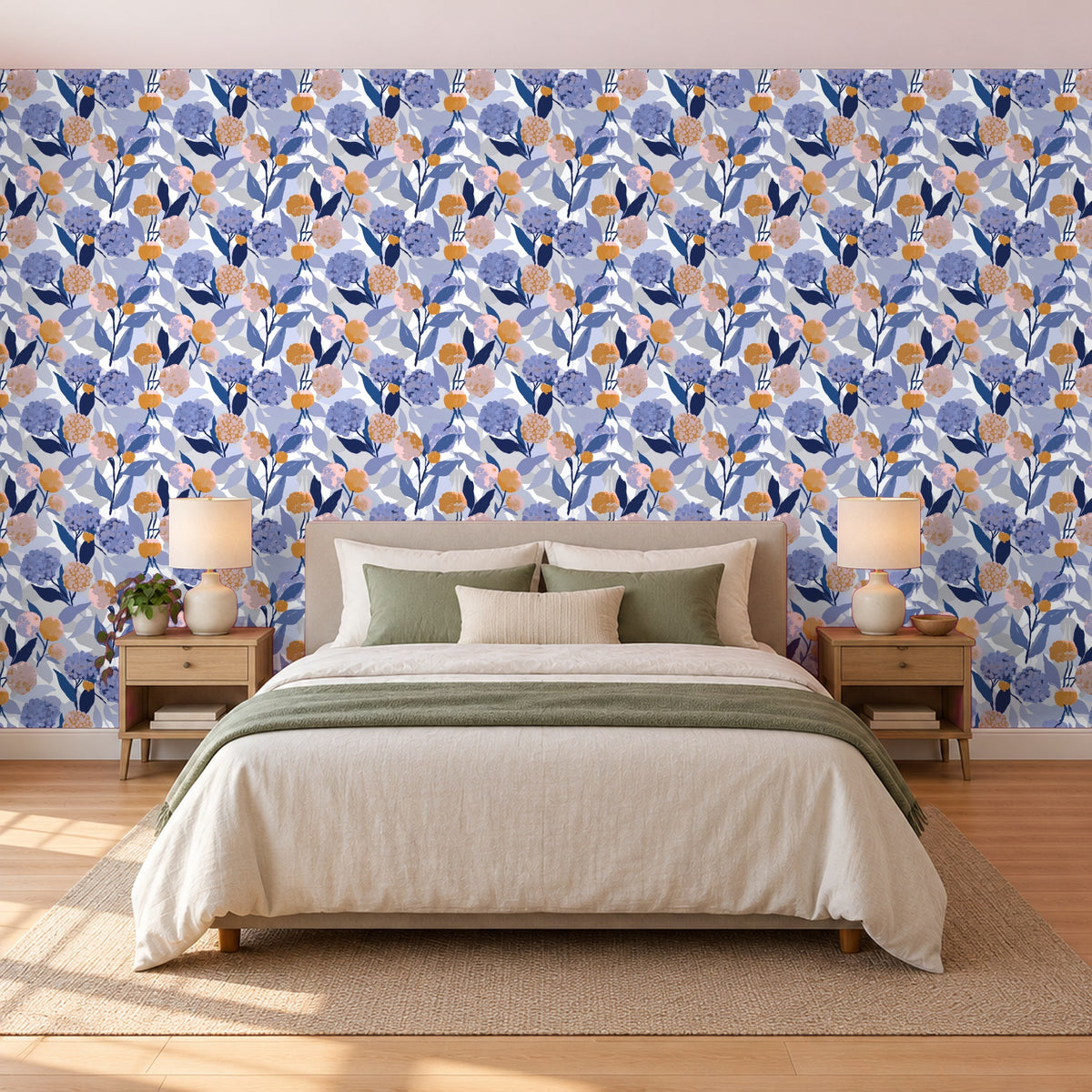 Blumentapete – Blaue Hortensien mit Orangen im Schlafzimmer hinter dem Bett (Raumvisualisierung)