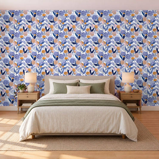 Blumentapete – Blaue Hortensien mit Orangen im Schlafzimmer hinter dem Bett (Raumvisualisierung)