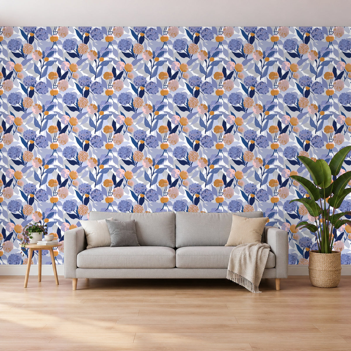 Blumentapete – Blaue Hortensien mit Orangen im Wohnzimmer hinter dem Sofa (Raumvisualisierung)