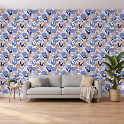 Blumentapete – Blaue Hortensien mit Orangen im Wohnzimmer hinter dem Sofa (Raumvisualisierung)