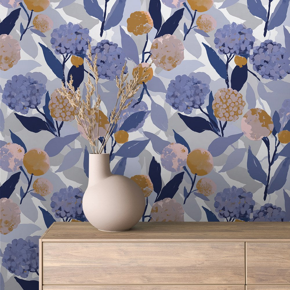 Blumentapete mit blauen Hortensien und Orangen an der Wand hinter einem Sideboard