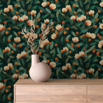 Blumentapete Grün mit Blüten und Beeren an der Wand hinter einem Sideboard
