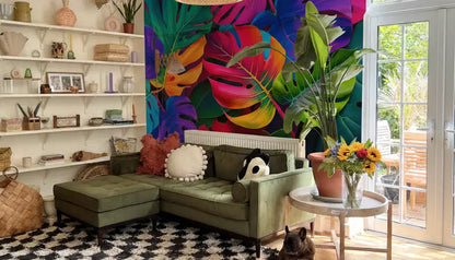 Dschungel Tapete TropiPop Powerblätter – XXL-Monstera in Pink und Grün im Wohnzimmer