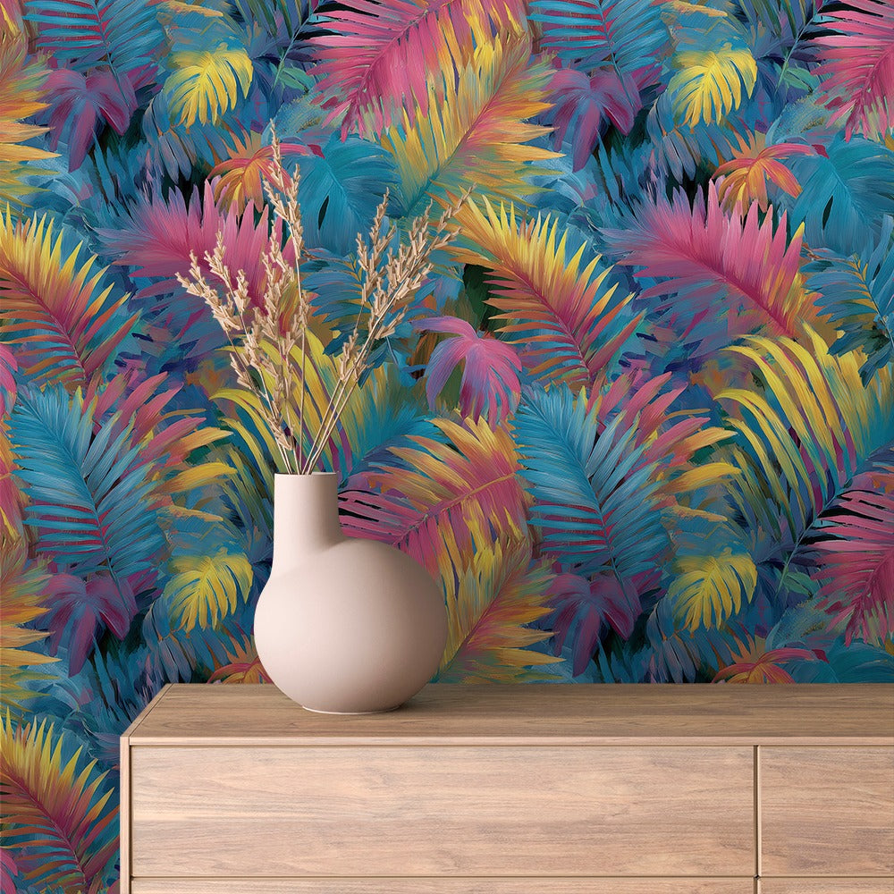 Dschungel Tapete mit bunten Palmenblättern an der Wand hinter einem Sideboard
