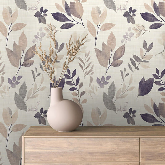 Dezente Blättertapete in Beige, Mauve & Lavendel auf heller Leinenstruktur. Selbstklebend & abziehbar – perfekt für stilvolle, ruhige Raumgestaltung. 