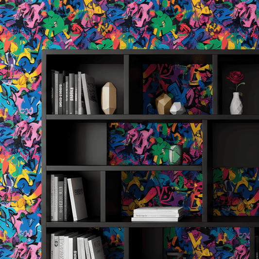 modernes Bücherregal mit Neon-Tapete