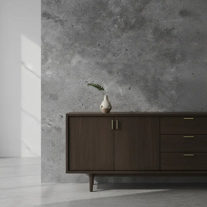 Selbstklebende Tapete Raue Betonoptik – Echter Industrial Look mit realistischer Betonstruktur hinter dunklem Holzsideboard im modernen Raumdesign.