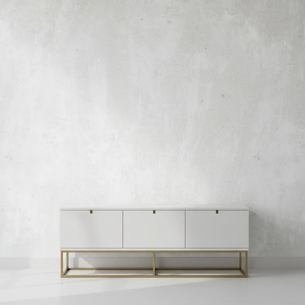 Selbstklebende Tapete Weiße Betonoptik – Heller Industrial Look an Wand hinter modernem Sideboard mit goldenen Akzenten im Wohnbereich.