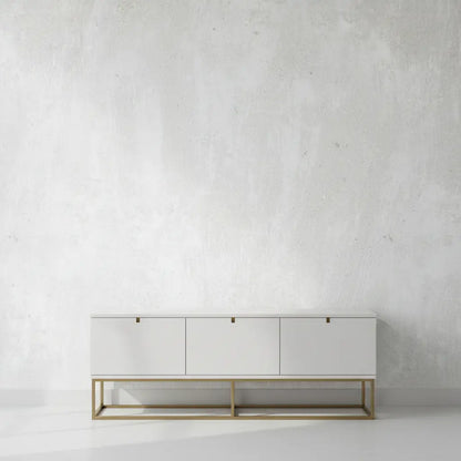 Selbstklebende Tapete Weiße Betonoptik – Heller Industrial Look an Wand hinter modernem Sideboard mit goldenen Akzenten im Wohnbereich.
