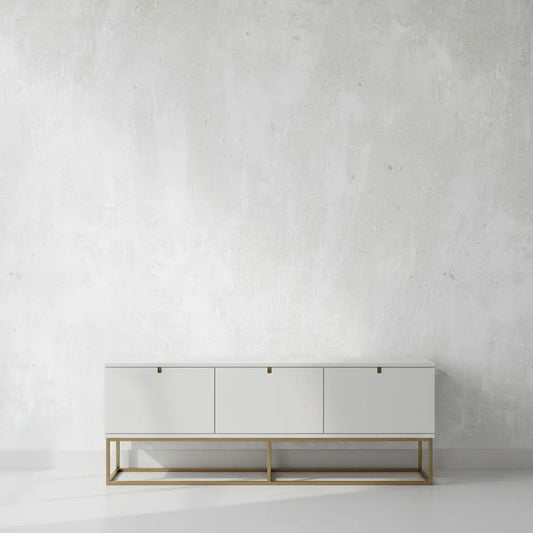 Selbstklebende Tapete Weiße Betonoptik – Heller Industrial Look an Wand hinter modernem Sideboard mit goldenen Akzenten im Wohnbereich.