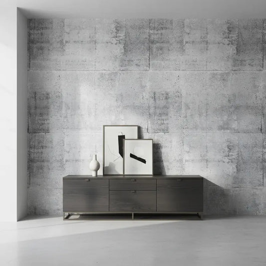 Selbstklebende Tapete Betonplatten Grau im Industrial-Design hinter modernem Sideboard. Ideal für urbanen Loft-Stil in Wohn- und Arbeitsräumen.