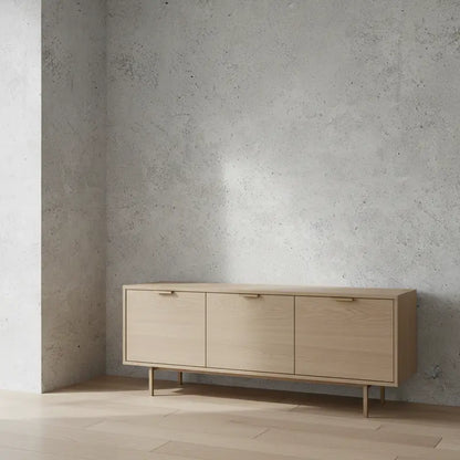 Selbstklebende Tapete Helle Betonoptik – Soft Concrete Surface an Wand hinter Sideboard. Ideal für moderne Industrial-Räume im Wohnbereich.