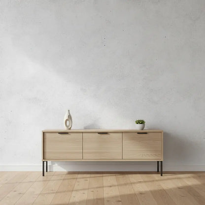 Selbstklebende Tapete helle Betonoptik – Light Concrete Surface im minimalistischen Wohnzimmer mit Holzkommode und Dekoration. Perfekt für moderne Raumgestaltung.