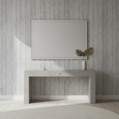 Selbstklebende Tapete Holzschalungs-Betonoptik – Timber Form Concrete an Wand hinter modernem Konsolentisch mit Spiegel. Perfekt für Industrial-Look im Wohnbereich.