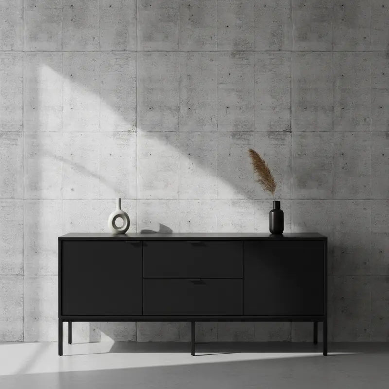 Selbstklebende Tapete Helle Betonoptik – Light Panel Concrete Surface in modernem Wohnzimmer mit schwarzem Sideboard. Perfekt für Industrial-Dekor.