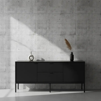 Selbstklebende Tapete Helle Betonoptik – Light Panel Concrete Surface in modernem Wohnzimmer mit schwarzem Sideboard. Perfekt für Industrial-Dekor.