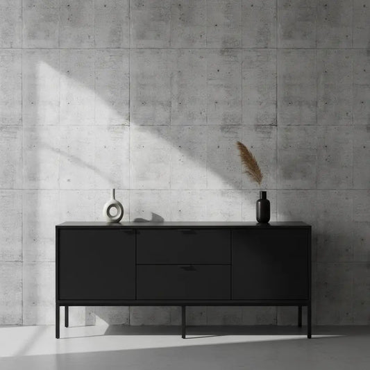 Selbstklebende Tapete Helle Betonoptik – Light Panel Concrete Surface in modernem Wohnzimmer mit schwarzem Sideboard. Perfekt für Industrial-Dekor.