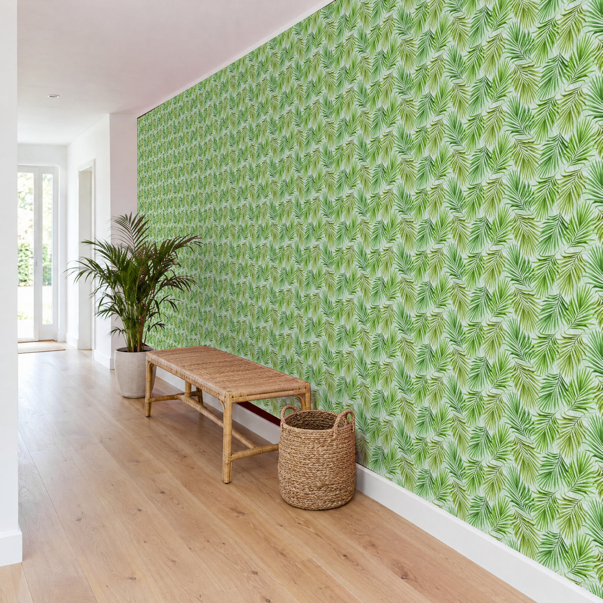 Palmen Tapete mit grünen Palmenblättern im Flur mit Rattanbank, Schrägansicht (Raumvisualisierung)