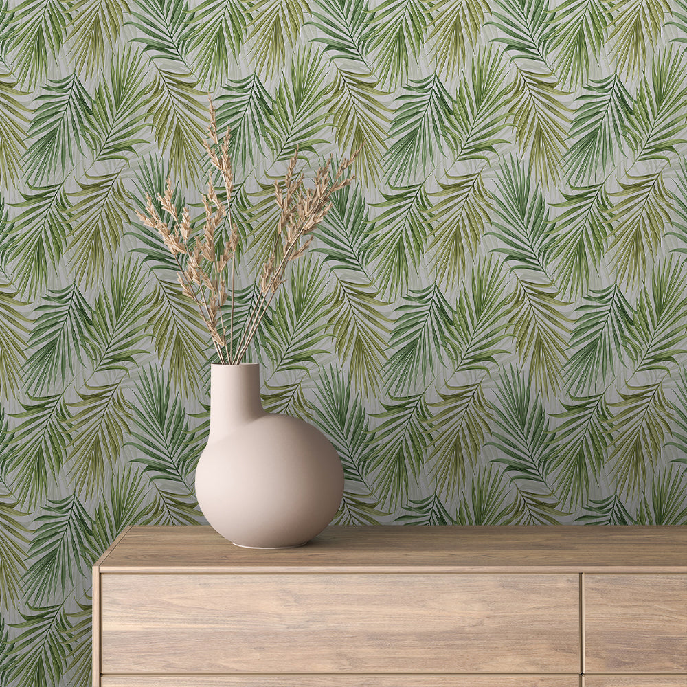 Palmen Tapete mit grünen Palmenblättern an der Wand hinter einem Sideboard