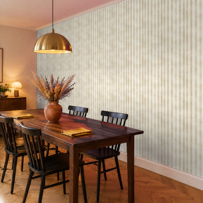 Streifentapete Beige Klassisch im Esszimmer – Raumvisualisierung mit dem Originaldruck, selbstklebend | Pimp My Wall