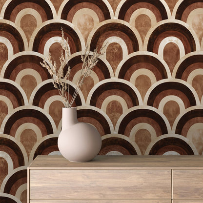 Retro Tapete mit Bögen in Terrakotta und Braun an der Wand hinter einem Sideboard