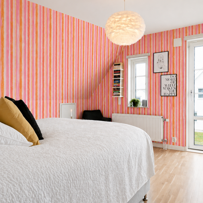 Schlafzimmer mit Streientapete rosa und orange