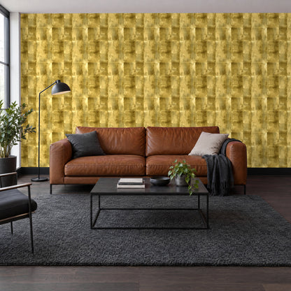 Tapete Gold Metallic mit Paneelen als Akzentwand im Wohnzimmer hinter dem Ledersofa (Raumvisualisierung)