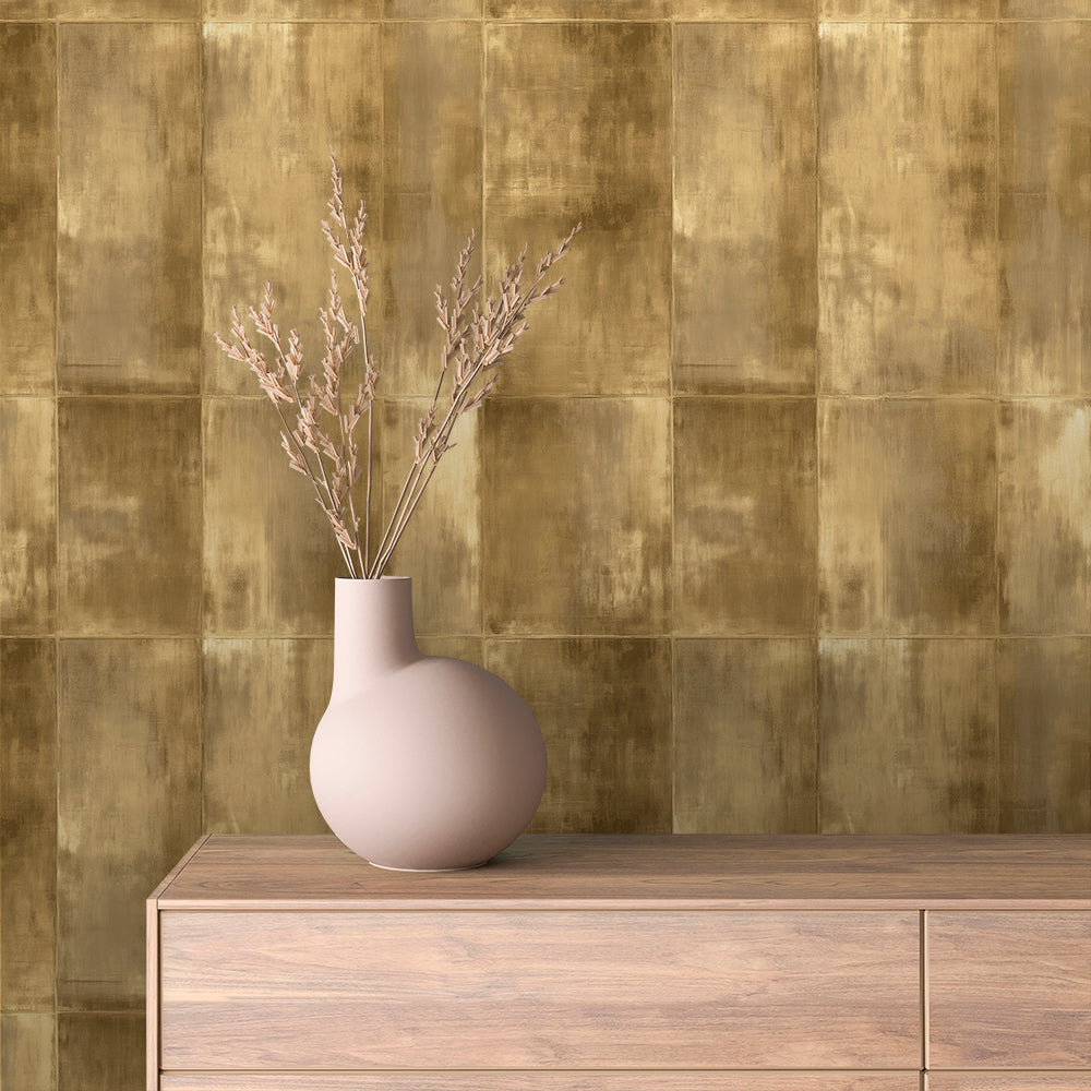 Tapete Gold Metallic mit Paneelen in Gold und Messing an der Wand hinter einem Sideboard