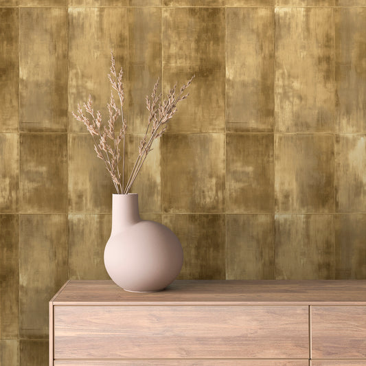 Tapete Gold Metallic mit Paneelen in Gold und Messing an der Wand hinter einem Sideboard