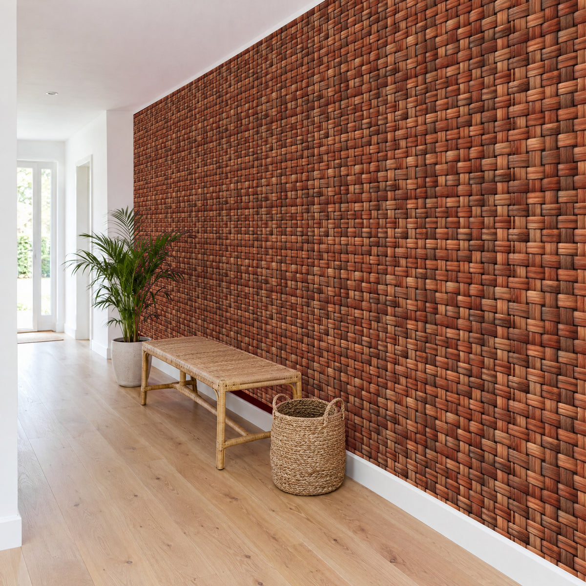 Tapete Holzoptik Holzgeflecht in Rotbraun im Flur mit Rattanbank, Schrägansicht (Raumvisualisierung)