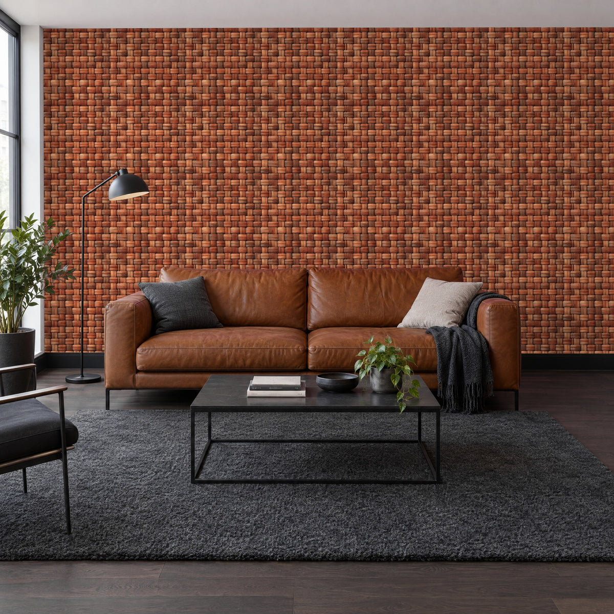 Tapete Holzoptik Holzgeflecht in Rotbraun als Akzentwand im Wohnzimmer hinter dem Ledersofa (Raumvisualisierung)