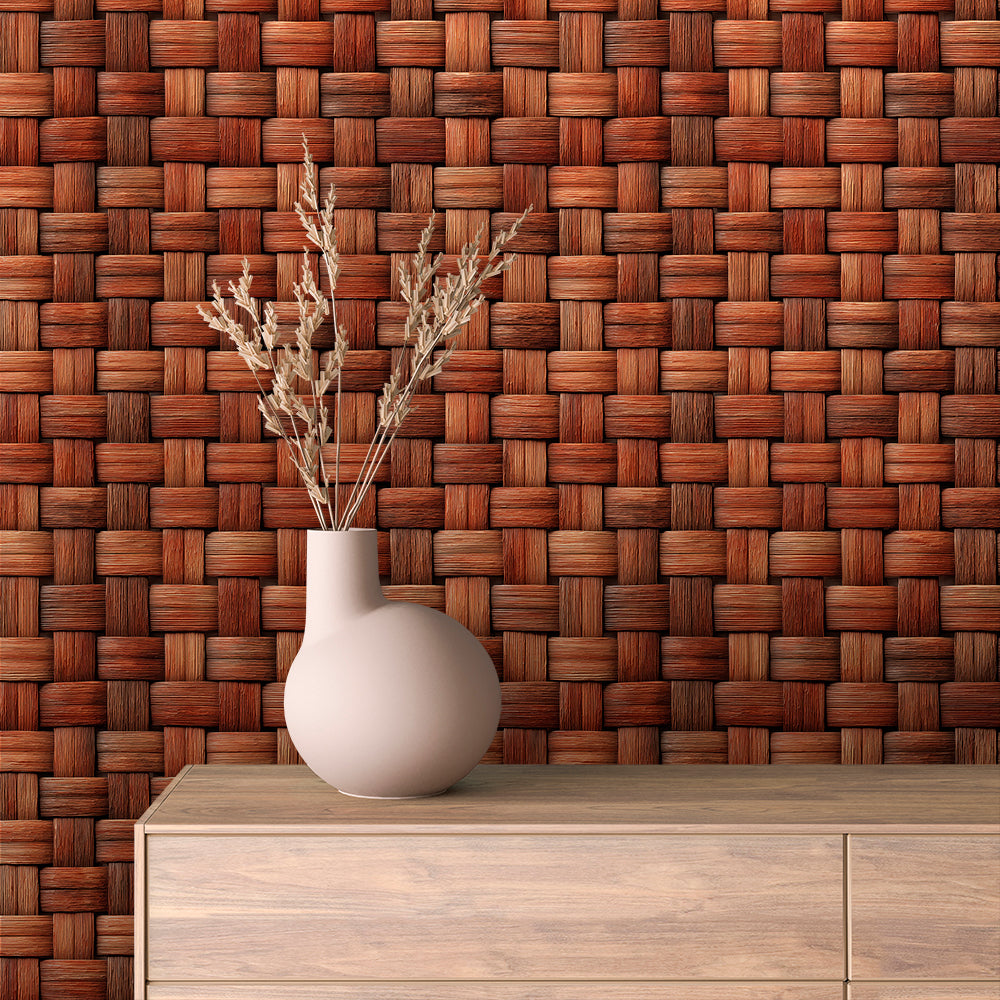 Tapete Holzoptik Holzgeflecht in Rotbraun an der Wand hinter einem Sideboard