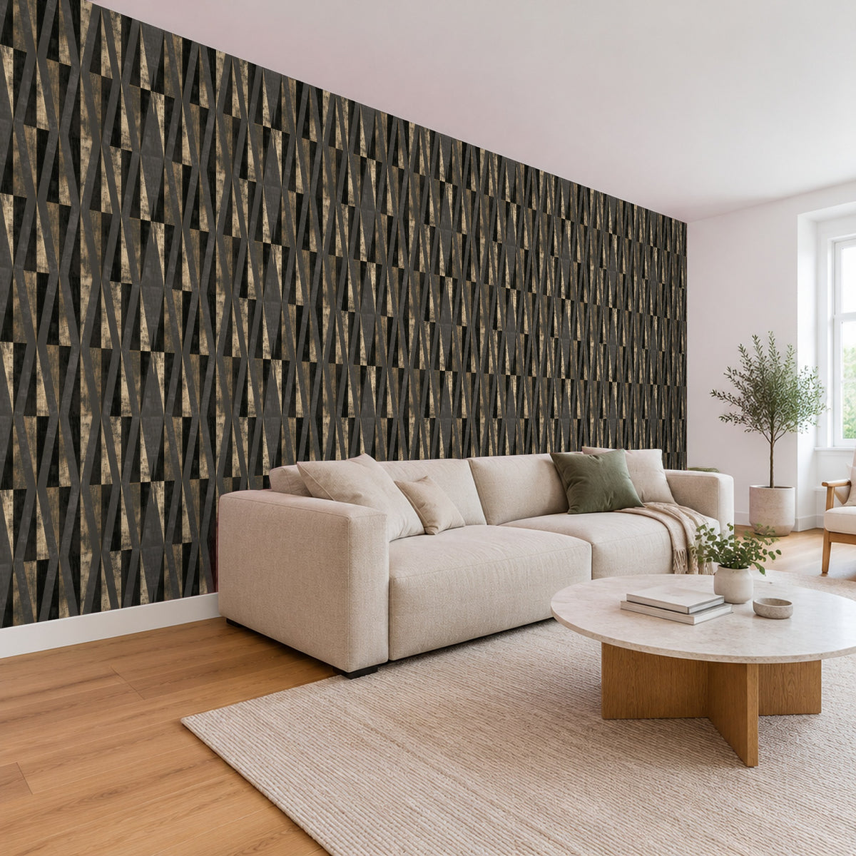 Tapete Schwarz Gold – Geometrische Dreiecke im Wohnzimmer, Schrägansicht (Raumvisualisierung)