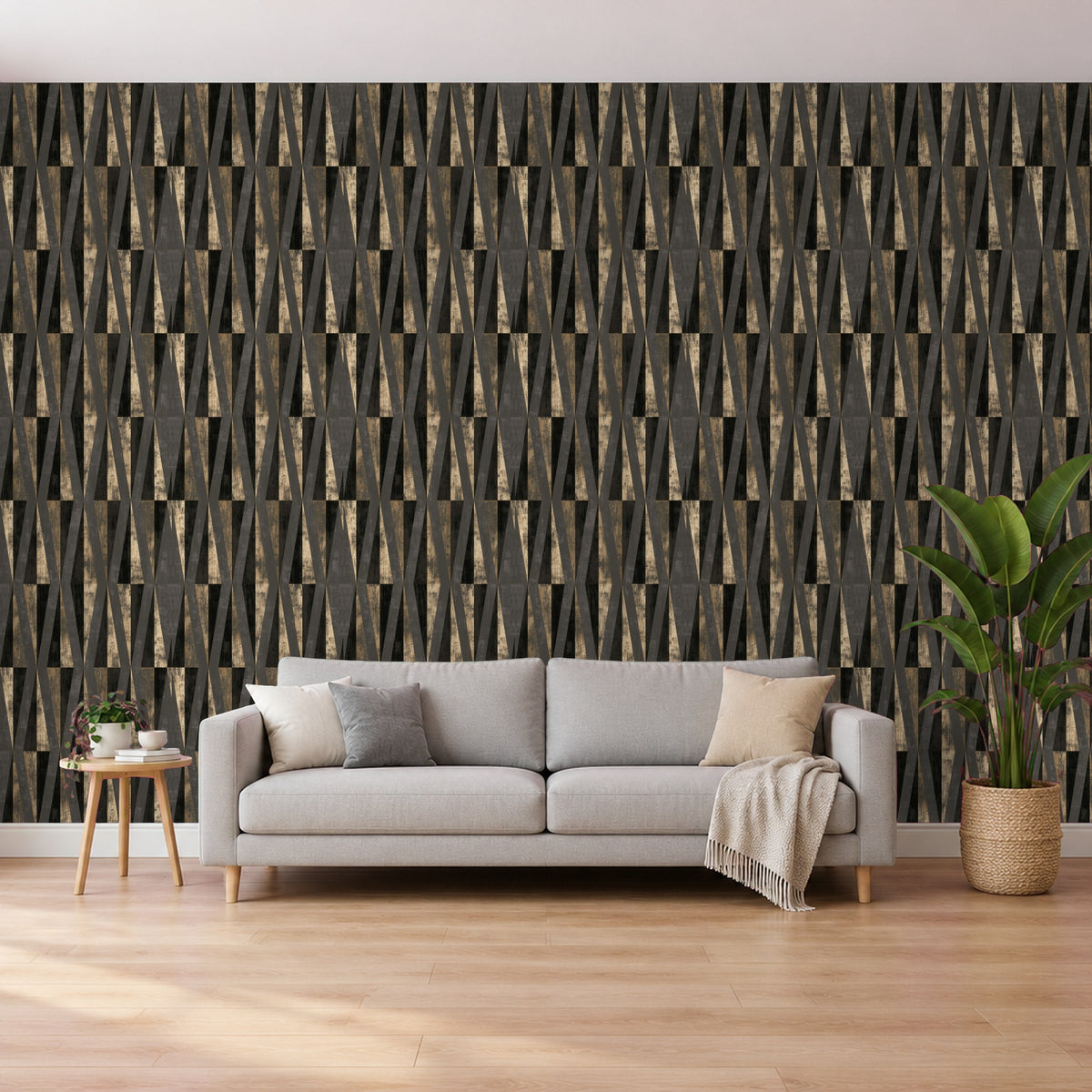 Tapete Schwarz Gold – Geometrische Dreiecke im Wohnzimmer hinter dem Sofa (Raumvisualisierung)