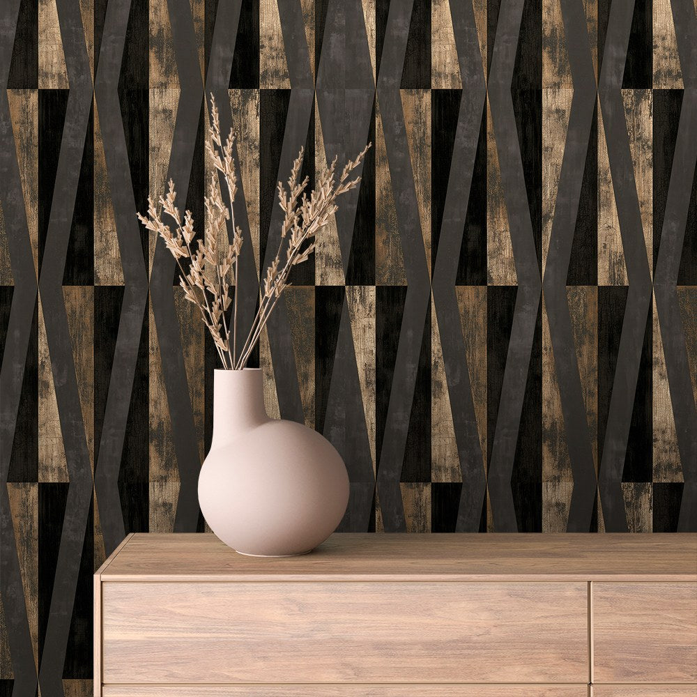 Tapete Schwarz Gold mit geometrischen Dreiecken an der Wand hinter einem Sideboard