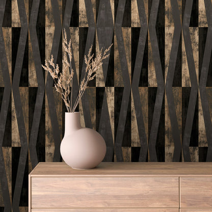 Tapete Schwarz Gold mit geometrischen Dreiecken an der Wand hinter einem Sideboard