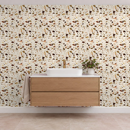 Terrazzo Tapete – Beige mit Gold und Kupfer im Bad hinter dem Waschtisch (Raumvisualisierung)