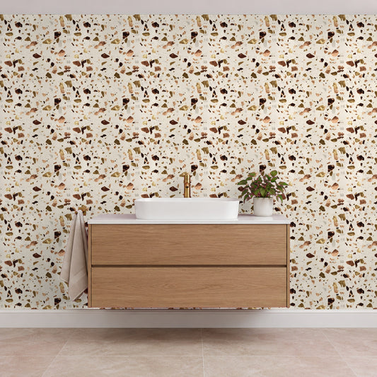 Terrazzo Tapete – Beige mit Gold und Kupfer im Bad hinter dem Waschtisch (Raumvisualisierung)
