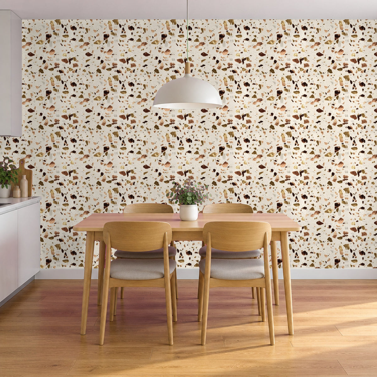 Terrazzo Tapete – Beige mit Gold und Kupfer im Essbereich hinter dem Esstisch (Raumvisualisierung)