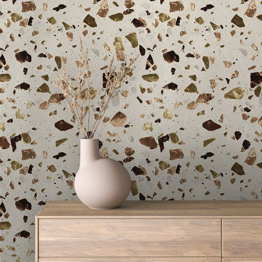 Terrazzo Tapete Beige mit Gold- und Kupfersplittern an der Wand hinter einem Sideboard