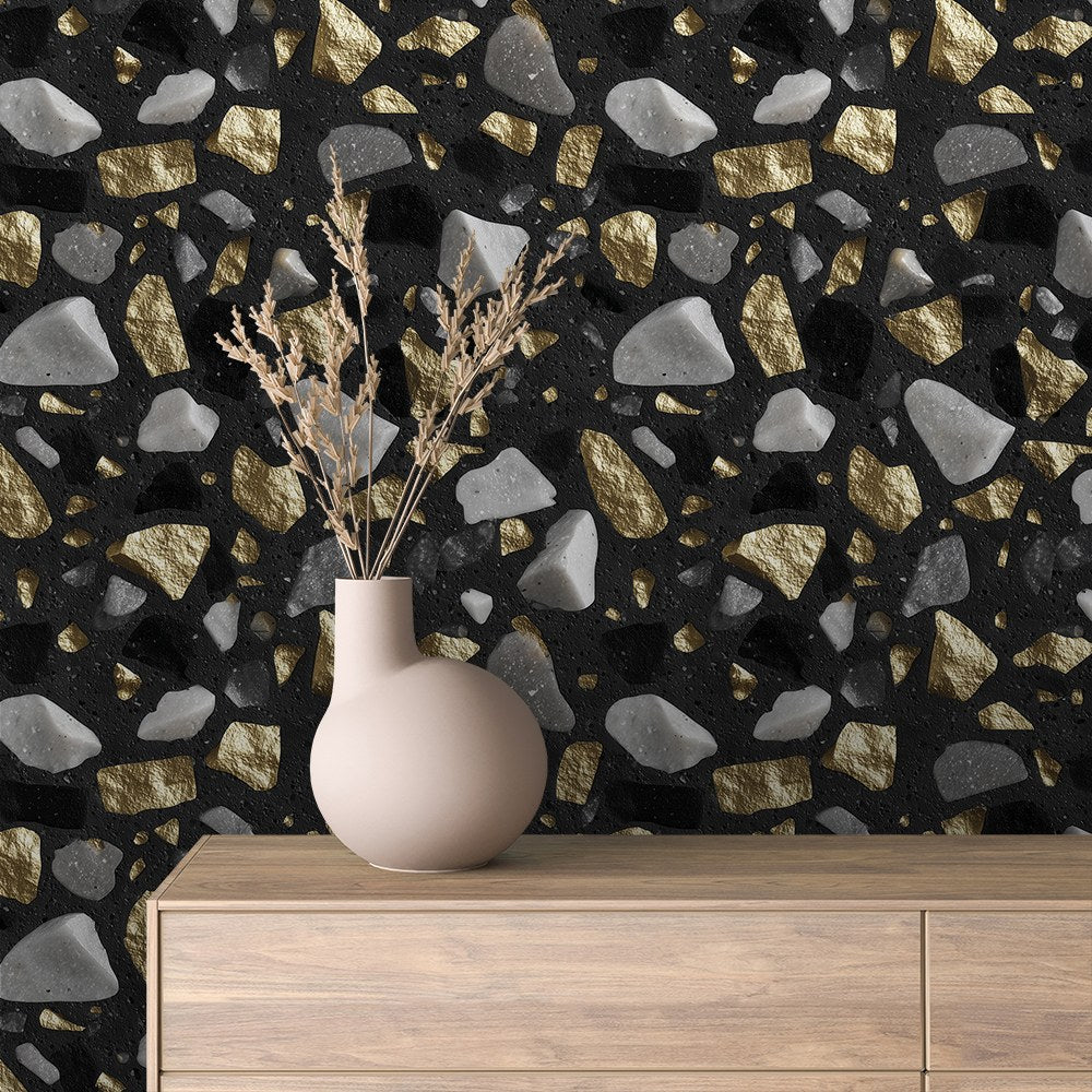 Terrazzo Tapete Schwarz mit Gold- und Marmorsplittern an der Wand hinter einem Sideboard