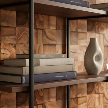 Selbstklebende Tapete 3D Holzoptik – Natural Wood Cubes mit realistischer Maserung hinter Regalwand. Ideal für warme Wohnakzente im Industrial-Stil.